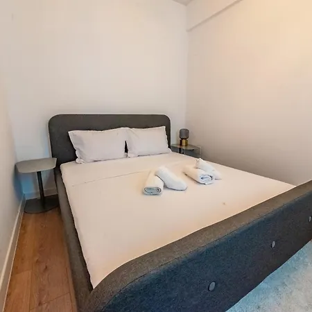 Apartment 812 B2 *